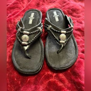 Minnetonka Black with Silver Embellishment Thong Sandals, NWT